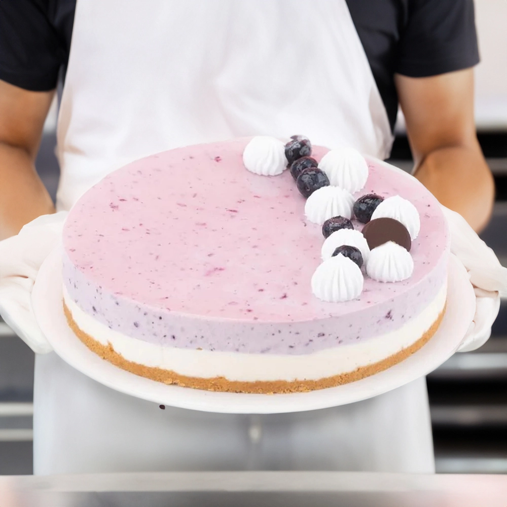 A 1 kg of blueberry cheesecake