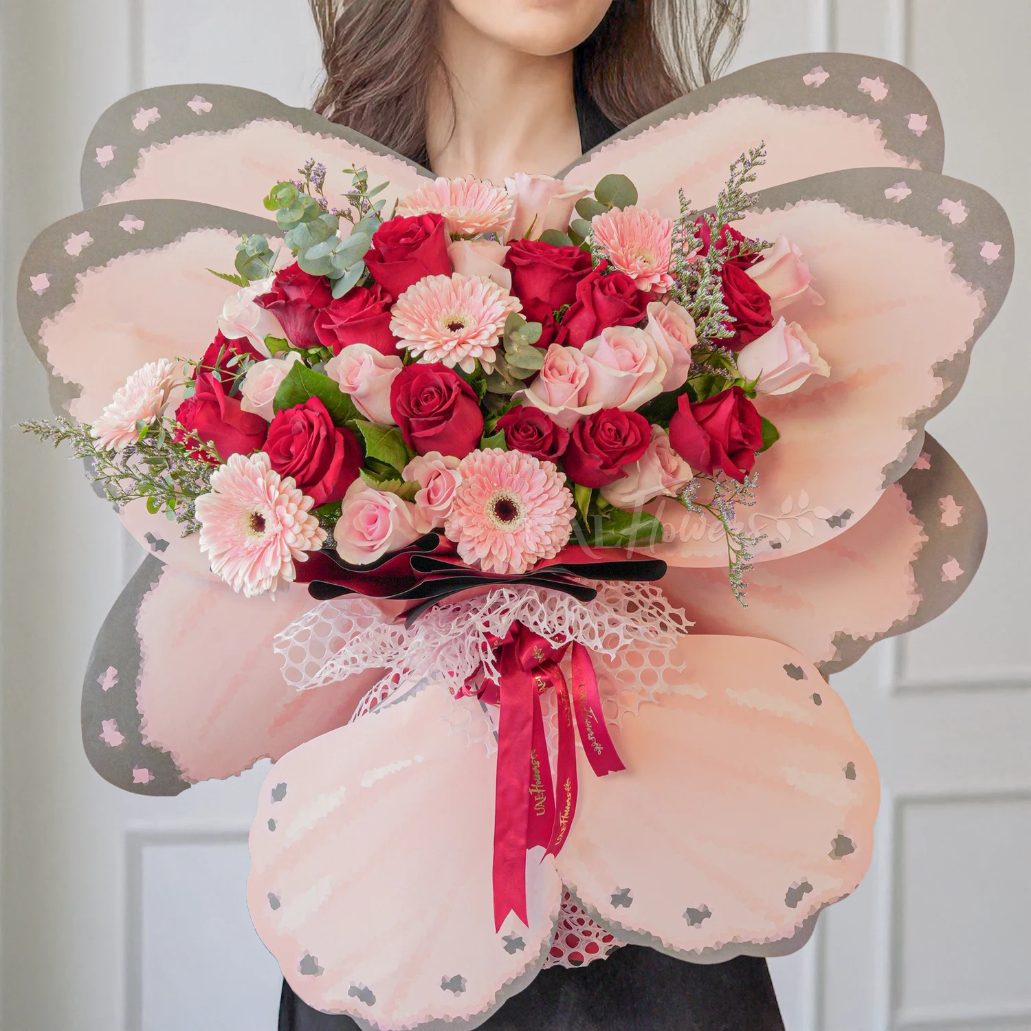 Butterfly-shaped bouquet with 6 pink gerberas, 15 red and 15 pink rose