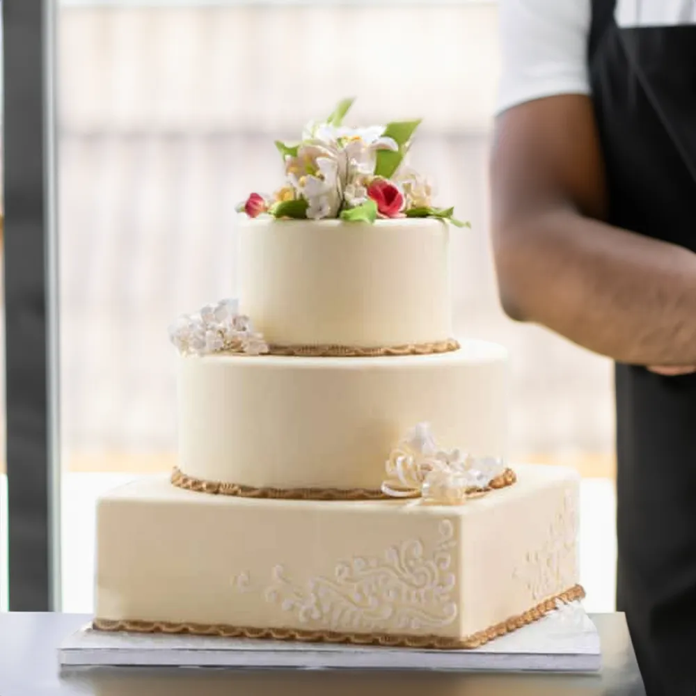 10Kg classic rectangular wedding cake with chocolate sponge and fresh cream filling
