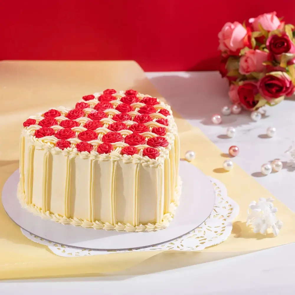 1 kg rose heart cake with chocolate sponge and fresh cream filling